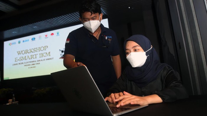 wokrshop e-Smart, kemenprin mengajarkan UMKM di Jawa Timur untuk mempromosikan produk mereka melalui video