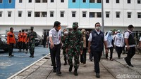 Gubernur DKI Jakarta Anies Baswedan melakukan peninjauan dengan didamping Panglima Kodam Jaya Mayjen TNI  Mulyo Aji dan Komandan Lapangan RSDC Wisma Atlet Letkol Marinir Muhammad Arifin.