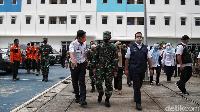 Gubernur DKI Jakarta Anies Baswedan meninjau rumah susun Nagrak di Jakarta Utara. Rusun itu dijadikan sebagai tempat isolasi mandiri pasien COVID-19.