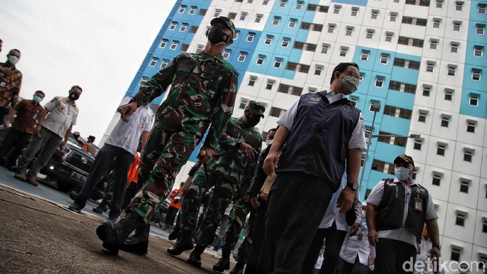 Anies Cek Tempat Isolasi COVID-19 di Rusun Nagrak Jakut Gubernur DKI Jakarta Anies Baswedan meninjau rumah susun Nagrak di Jakarta Utara. Rusun itu dijadikan sebagai tempat isolasi mandiri pasien COVID-19.