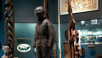 Rompi mencuri perhatian di The Menil Collection di Houston, Texas. Baju ini menjadi salah satu yang dipamerkan dalam karya Witnesses to a Surrealist Vision atau Saksi-Saksi untuk Visi Surealis. 
