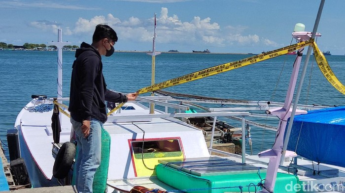 Barang bukti yang disita polisi dari nelayan yang ditangkap karena menggunakan bom ikan berdaya ledak tinggi (Hermawan/detikcom).