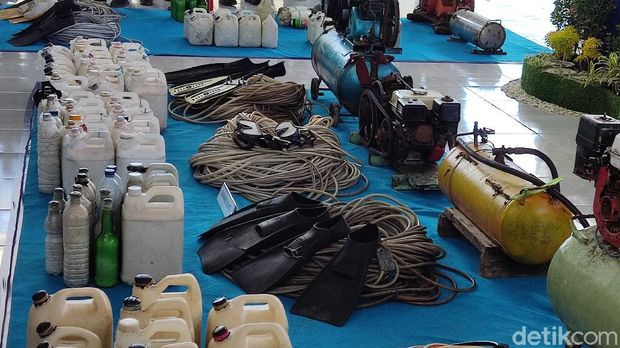 Barang bukti yang disita polisi dari nelayan yang ditangkap karena menggunakan bom ikan berdaya ledak tinggi (Hermawan/detikcom).