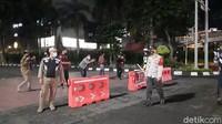 Selain itu, untuk di Palembang memang terbilang ruas jalan di Palembang ditutup 100% di wilayah hukum Polsek Ilir Barat I Palembang.
