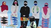 Terkait lonjakan itu, Satgas COVID-19 meminta kepada pemerintah daerah untuk mengoptimalkan PPKM kabupaten/kota maupun PPKM Mikro sekarang juga. Pengoptimalan PPKM harus segera dilakukan lantaran menangani COVID-19 seperti berpacu dengan waktu. AP Photo/Tatan Syuflana.