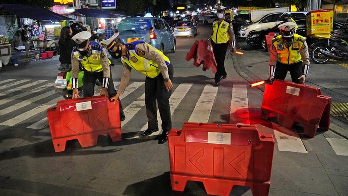 Kasus COVID-19 yang kembali melonjak di Indonesia jadi perhatian berbagai pihak. Selama beberapa hari terakhir kasus baru COVID-19 kembali melebihi 10.000 per hari.