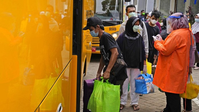 Kasus COVID-19 yang kembali melonjak di Indonesia jadi perhatian berbagai pihak. Selama beberapa hari terakhir kasus baru COVID-19 kembali melebihi 10.000 per hari.