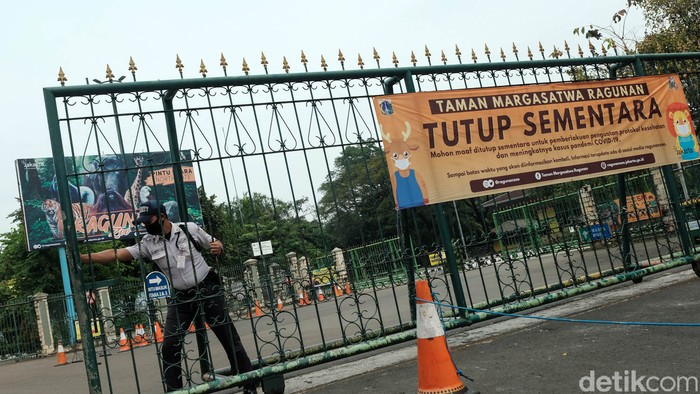 Taman Margasatwa Ragunan di Jakarta Selatan ditutup sementara waktu. Penutupan dikarenakan penguatan PPKM Mikro dan melonjaknya kasus COVID-19.