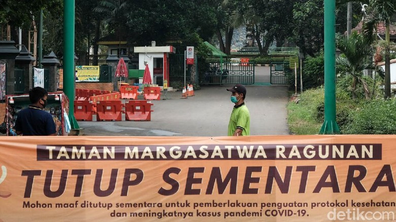 Taman Margasatwa Ragunan di Jakarta Selatan ditutup sementara waktu. Penutupan dikarenakan penguatan PPKM Mikro dan melonjaknya kasus COVID-19.