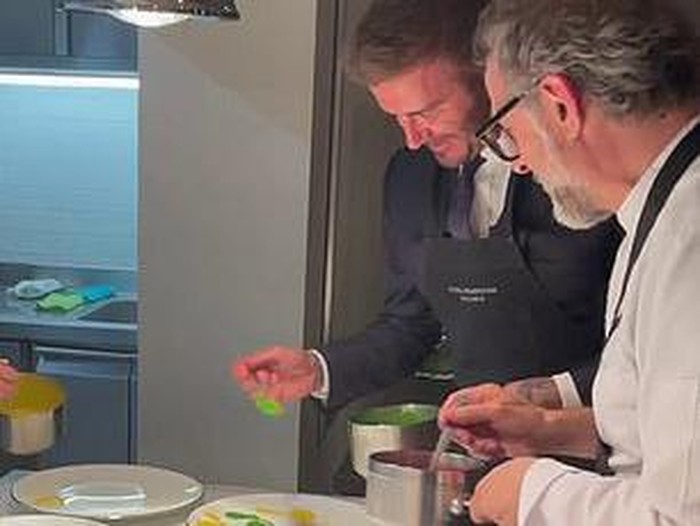 David Beckham Jadi ‘Asisten’ Chef Massimo Bottura, Jago Plating Makanan! David Beckham Jadi ‘Asisten’ Chef Massimo Bottura, Jago Plating Makanan!