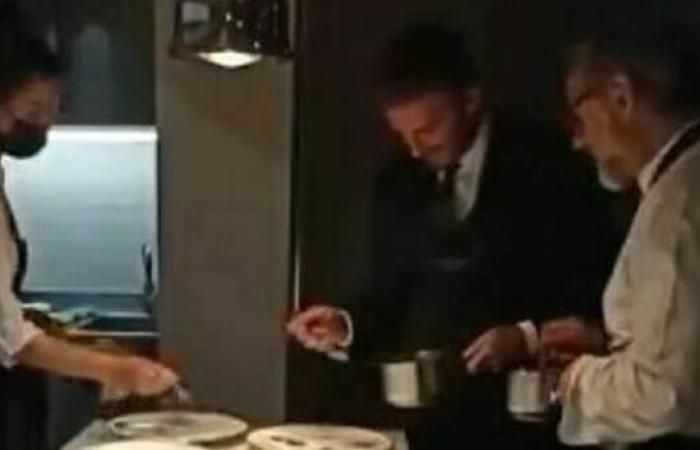 David Beckham Jadi 'Asisten' Chef Massimo Bottura, Jago Plating Makanan!
