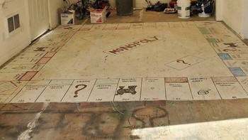 Saat melepaskan karpet, mertuaku menemukan papan monopoli raksasa di bawahnya Foto: Boredpanda