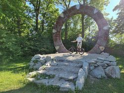 Potret Viral Penemuan Mengejutkan, Ada Jejak Kaki Raksasa