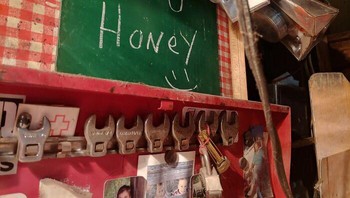 Suamiku meninggal 2 minggu yang lalu dan di garasi aku menemukan ini ini secarik kertas dengan tulisan Love you Honey digantung di dinding Foto: Boredpanda