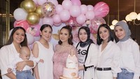 Meskipun dilanda prahara yang tidak kunjung henti, Nindy Ayunda tetap kuat untuk tegar demi menjaga anaknya Kanara. Nindy juga tetap menikmati waktu-waktu bahagia bersama teman-temannya. Foto: Instagram/nindyayunda