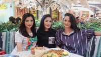 Salah satunya momen saat Nindy sedang makan bersama Ashanty dan Ririn Ekawati yang merupakan sahabat baiknya. Sahabat-sahabat dekatnya ini selalu ada dan membantu Nindy untuk tetap kuat menghadapi permasalahannya yang tidak kunjung henti. Foto: Instagram/nindyayunda