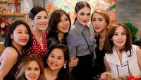 Melalui akun Instagram pribadinya, Nindy juga seringkali membagikan momennya bersama teman-temannya. Ia terlihat tersenyum lebar saat menikmati waktu bersama teman-temannya sekaligus peluncuran produk kecantikan yang dimiliki oleh salah satu sahabatnya. Foto: Instagram/nindyayunda