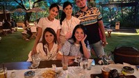 Nindy juga pernah membagikan momen bahagianya saat menikmati makan malam bersama teman-temannya. Sepiring kentang goreng dan hidangan lainnya menemani keakraban mereka di malam itu. Foto: Instagram/nindyayunda