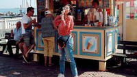 Pada saat perjalanannya ke Belanda, ia juga tidak lupa untuk menyantap es di tengah hari yang terik. Kedai es kecil pinggir jalan menjadi pilihan Nindy untuk menyegarkan tubuhnya yang kepanasan. Foto: Instagram/nindyayunda