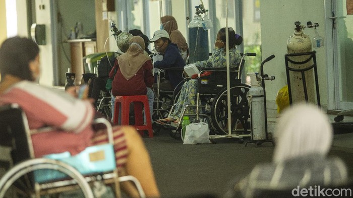 Pasien virus Corona (COVID-19) banyak berdatangan ke RSUD Cengkareng, Jakarta Barat. Pasien bahkan harus menunggu penapisan di lorong.