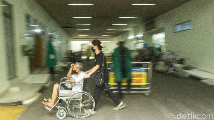 Gawat! RSUD Cengkareng Penuh Pasien virus Corona (COVID-19) banyak berdatangan ke RSUD Cengkareng, Jakarta Barat. Pasien bahkan harus menunggu penapisan di lorong.