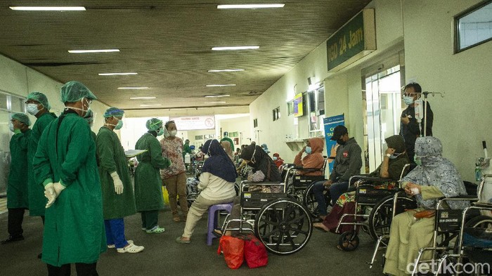 Gawat! RSUD Cengkareng Penuh Pasien virus Corona (COVID-19) banyak berdatangan ke RSUD Cengkareng, Jakarta Barat. Pasien bahkan harus menunggu penapisan di lorong.