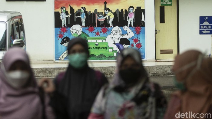 Gawat! RSUD Cengkareng Penuh Pasien virus Corona (COVID-19) banyak berdatangan ke RSUD Cengkareng, Jakarta Barat. Pasien bahkan harus menunggu penapisan di lorong.