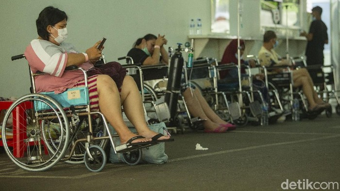 Pasien virus Corona (COVID-19) banyak berdatangan ke RSUD Cengkareng, Jakarta Barat. Pasien bahkan harus menunggu penapisan di lorong.