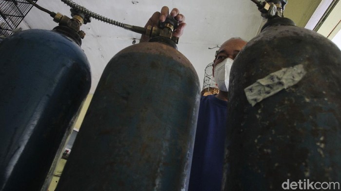 Penjual oksigen isu ulang mengecek perangkat tabung oksigen di kawasan Klitren, Kota Yogyakarta, Rabu (23/6/2021).