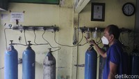 Penjual oksigen isu ulang mengecek perangkat tabung oksigen di kawasan Klitren, Kota Yogyakarta, Rabu (23/6/2021).