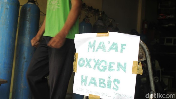 Penjual oksigen isu ulang mengecek perangkat tabung oksigen di kawasan Klitren, Kota Yogyakarta, Rabu (23/6/2021).