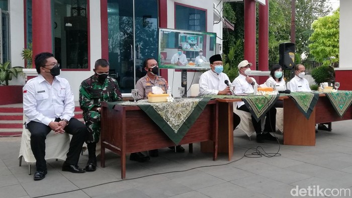 Klaster ziarah di Kelurahan Trajeng, Kecamatan Panggungrejo, Kota Pasuruan merembet ke pesantren. Sebanyak 27 santriwati positif COVID-19.