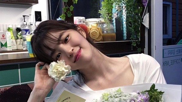 Cantiknya Han So Hee Nevertheless Saat Makan Stroberi dan Ngopi