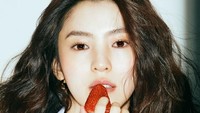 Saat pemotretan bersama majalah Dazed juga ada posenya yang sedang menikmati stroberi. Ia tampak keren ya! Foto: instagram @xeesoxee