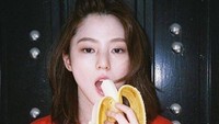 Pose keren dan cantik lainnya juga ia tunjukkan saat menyantap pisang. Foto: instagram @xeesoxee