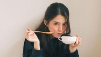 Pada sebuah pemotretan, So Hee tmpak cantik dan manis saat sedang menikmati semangkuk kecil sup yang hangat. Foto: instagram @xeesoxee