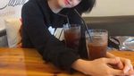 Cantiknya Han So Hee Nevertheless Saat Makan Stroberi dan Ngopi
