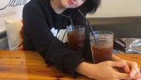 Bukti lain Han So Hee menyukai Iced Americano juga pernah dibagikan. Saat itu ia sedang berada di kafe dan berpose dengan dua gelas Iced Americano. Foto: instagram @xeesoxee