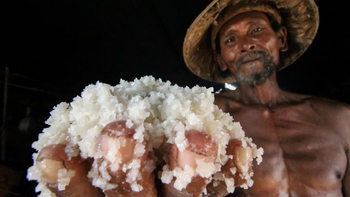 Petani menunjukkan bibit garam saat produksi garam tradisional di Desa Lancok, Kecamatan Syamtalira Bayu, Aceh Utara, Aceh, Rabu (23/6/2021). Harga garam petani tradisional turun Rp4.500 per kilogram dari sebelumnya Rp7.000 per kilogramnya akibat dampak pandemi COVID-19. ANTARA FOTO/Rahmad/rwa.