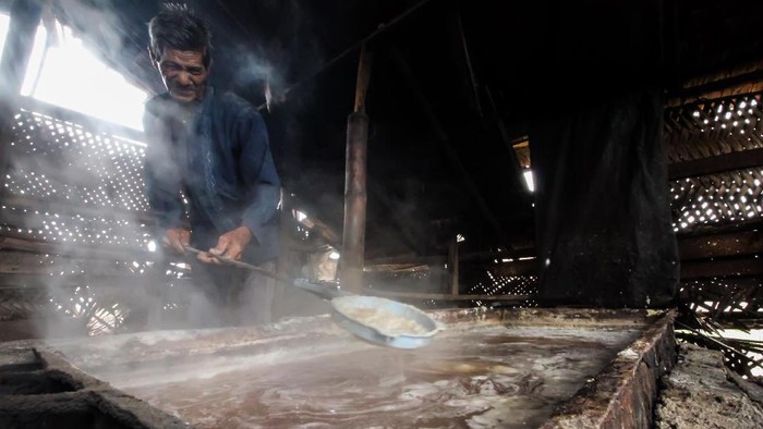 Petani menunjukkan bibit garam saat produksi garam tradisional di Desa Lancok, Kecamatan Syamtalira Bayu, Aceh Utara, Aceh, Rabu (23/6/2021). Harga garam petani tradisional turun Rp4.500 per kilogram dari sebelumnya Rp7.000 per kilogramnya akibat dampak pandemi COVID-19. ANTARA FOTO/Rahmad/rwa.