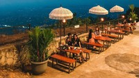 Traveler juga bisa duduk-duduk sambuk menikmati jajanan dari Food Stall sambil ditemani view yang ciamik. (Heha Sky View/Instagram)