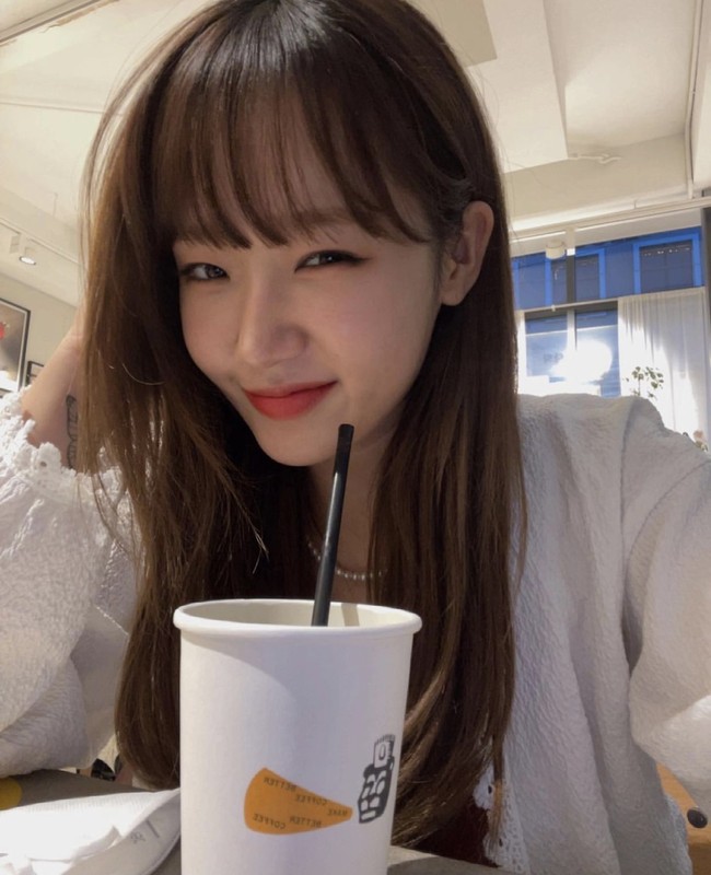 Yoojung Weki Meki memiliki username Instagram serupa dengan IU dan Hyungwon yang menggunakan nama panggilan. Eks personel I.O.I ini dipanggil “Yoodaengi” yang bila diketik dalam bahasa Inggris menjadi “dbeoddl”. Foto: dok. Instagram dbeoddl