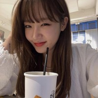 Yoojung Weki Meki memiliki username Instagram serupa dengan IU dan Hyungwon yang menggunakan nama panggilan. Eks personel I.O.I ini dipanggil “Yoodaengi” yang bila diketik dalam bahasa Inggris menjadi “dbeoddl”. Foto: dok. Instagram dbeoddl