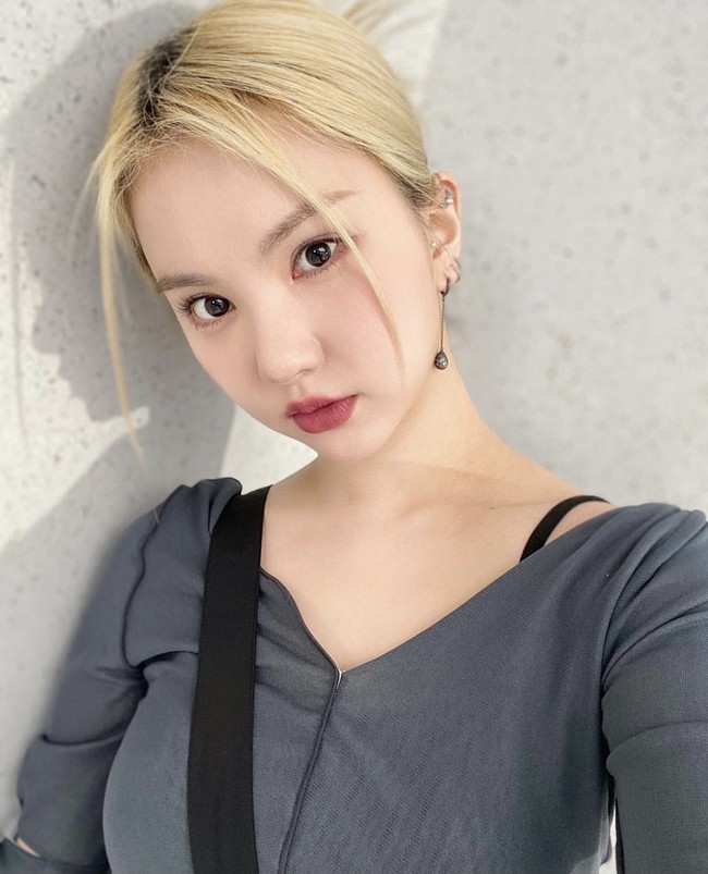 Eunha GFRIEND memiliki akun Instagram yang cukup sulit dibaca “rlo.ldl”. Username-nya berasal dari nama asli Eunha, yakni Eun Bi yang dibalikkan 90 derajat dan dapat dibaca sebagai “rlo” dan “ldl” dalam keyboard English. Foto: dok. Instagram rlo.ldl