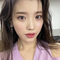 IU memiliki nama asli Lee Ji Eun namun terkadang dipanggil dengan nama Lee Ji Geum. Username Instagram-nya berasal dari nama panggilan (이지금) yang bila diketik dalam keyboard English menjadi “dlwlrma”. Foto: dok. Instagram dlwlrma