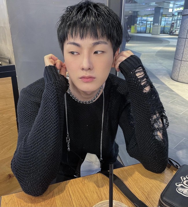 Hanse VICTON pun menggunakan plesetan untuk username untuk akun Instagram “dxhxnxe” yang sebenarnya tak terlalu sulit dipahami. Ia menggunakan nama lengkap Do Hanse, namun menggantikan huruf vokal dengan “x”. Foto: dok. Instagram dxhxnxe