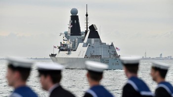 HMS Defender panjangnya 152 meter dengan berat 8.000 ton dan kecepatan maksimal 30+ knot. Persenjataannya termasuk lengkap dan canggih, seperti senjata kaliber medium 4.5MK8, dua sistem senjata kaliber medium 30 mm. Foto: AFP/GLYN KIRK