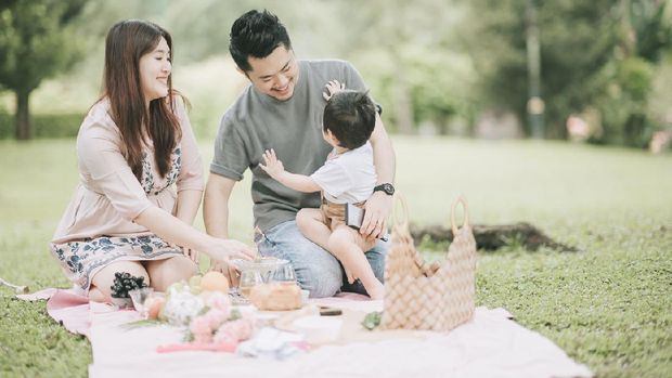 asian chinese young family enjoying picnic time outdoor during weekend