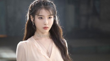 Cantik dan berbakat, IU wajar disukai banyak orang hingga meraih 20,9 juta followers. Ia terkenal salah satunya dari film Hotel Del Luna. Foto: dok. tvN