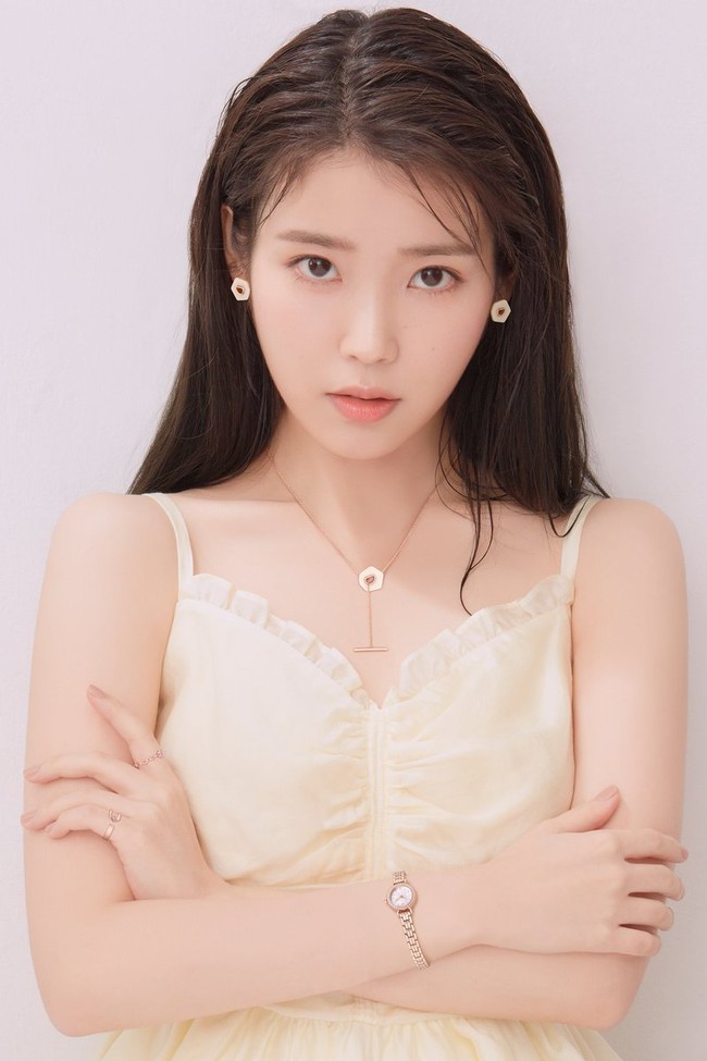 Posisi 7 ditempati IU. Solois berparas imut ini masuk salah satu pencarian teratas karena tahun ini ia merilis album ‘Lilac’ dan single digital ‘Strawberry Moon’. Foto: dok. Twitter